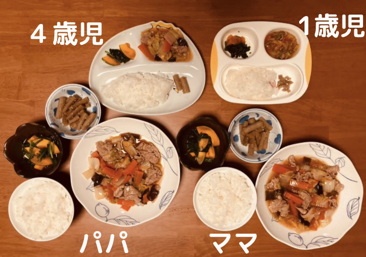 「ちゃんとオイシックス」2人前を家族４人で分け合っている食事の写真